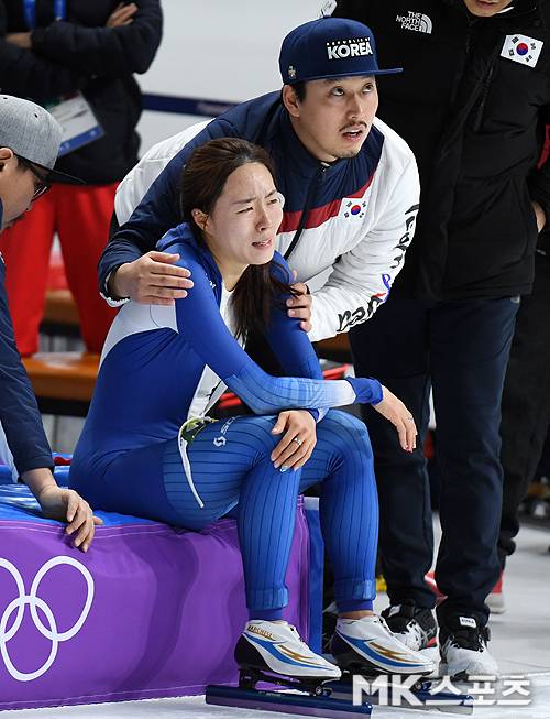 은메달을 따내는 쾌거였지만 만감이 교차한 듯 하염없이 눈물을 흘리는 이상화.