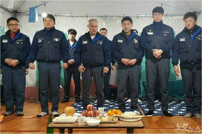 설 명절인 16일 한국GM 군산공장 노동자들이 부평공장 앞에 차린 천막농성장에서 차례를 올리고 있다. (사진=전국금속노조 한국GM지부 군산지회 제공)