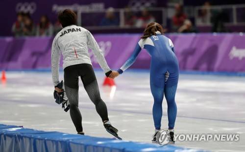 [올림픽] 손잡는 이상화와 고다이라 (강릉=연합뉴스) 김인철 기자 = 18일 오후 강원 강릉스피드스케이팅경기장에서 열린 2018 평창동계올림픽 스피드스케이팅 여자 500m 경기에서 금메달을 획득한 일본의 고다이라 나오가 은메달을 획득한 이상화의 손을 잡고 있다. 2018.2.18      yatoya@yna.co.kr