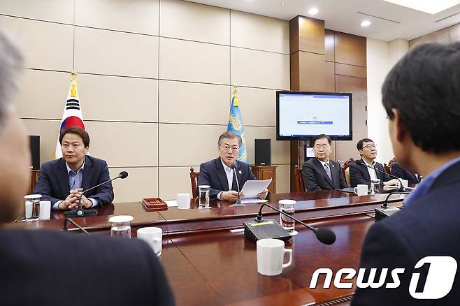 문재인 대통령이 19일 오후 청와대 여민관 소회의실에서 수석 보좌관 회의를 주재하고 있다. (청와대 제공) 2018.2.19/뉴스1 © News1 이광호 기자