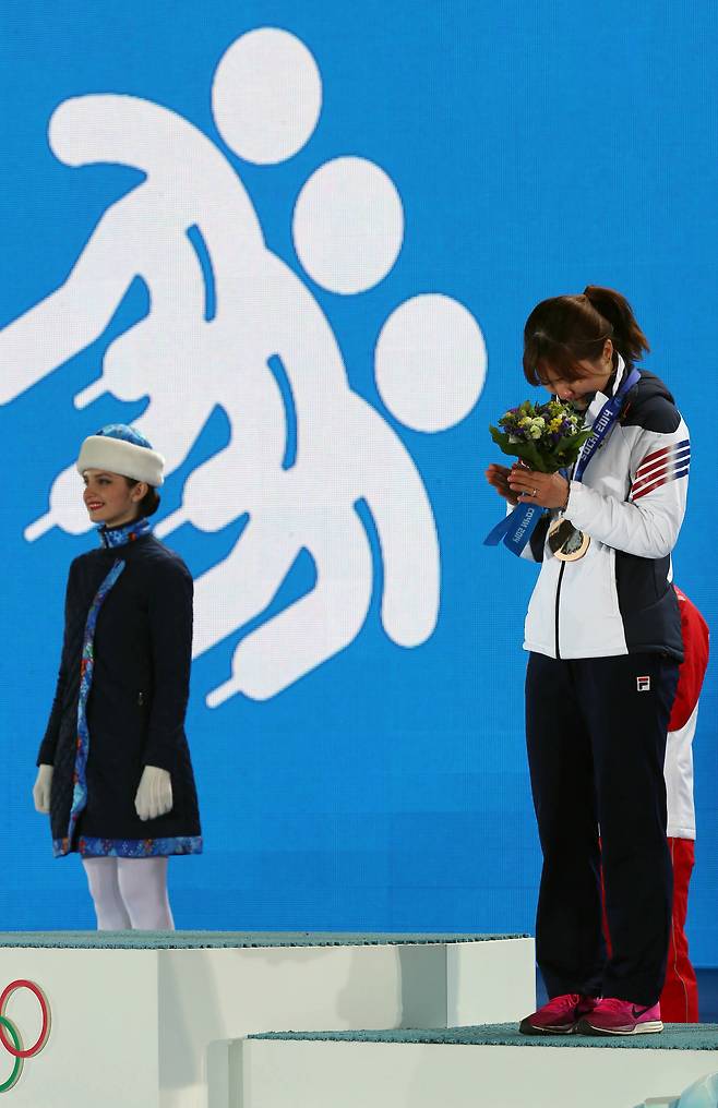 대한민국 쇼트트랙 대표팀의 박승희가 2014 소치 동계올림픽 쇼트트랙 여자 500ｍ에서 동메달을 차지한 뒤 13일 오후(현지시간) 소치 해안 클러스터 올림픽 파크 내 메달 프라자에서 열린 시상식에서 눈물을 흘리며 고개를 숙이고 있다. [연합뉴스]