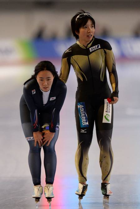 2014년 열린 국제빙상경기연맹(ISU) 스피드스케이팅 월드컵 2차대회 여자 500븖 경기에서 이상화가 질주를 마치고 고다이라 나오(오른쪽)와 대화를 나누고 있다. 고다이라의 유니폼 왼쪽 다리 부분에 ‘아이자와병원’ 로고가 붙어있다. 뉴시스