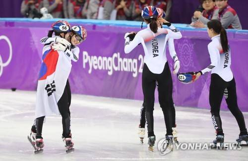[올림픽] 환호하는 한국 대표팀 (강릉=연합뉴스) 김인철 기자 = 20일 강릉아이스아레나에서 열린 평창동계올림픽 여자 쇼트트랙 3,000m 계주에서 한국 선수들이 1위로 결승선을 통과해 기뻐하고 있다. 2018.2.20        yatoya@yna.co.kr