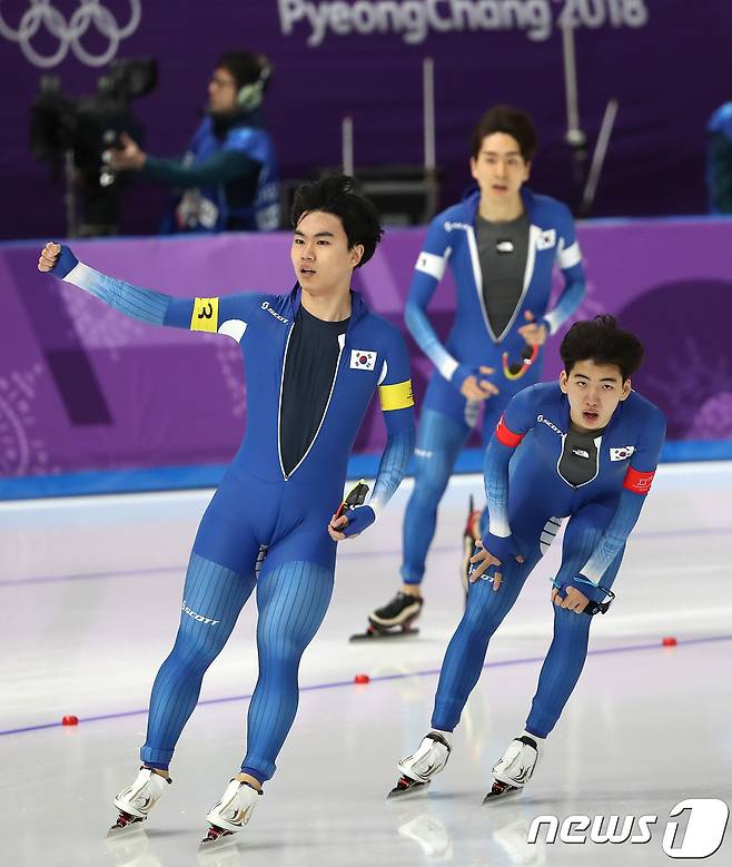 대한민국 남자 팀추월(이승훈, 김민석, 정재원)이 21일 강원도 강릉 스피드스케이팅 경기장 오벌에서 열린 2018 평창동계올림픽 스피드스케이팅 남자 팀추월 준결승 경기 마지막 바퀴에서 역전하며 환호하고 있다. 2018.2.21/뉴스1 © News1 임세영 기자
