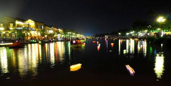 등불로 가득한 호이안 투본강