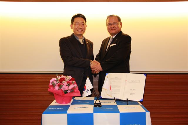 NITTO SEIKO 일본 본사에서 조인식.(왼쪽이 엔에프 이상곤 대표, NITTO SEIKO Masami Zaiki 대표)
