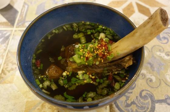 한 뼘 길이의 마구리 갈비가 들어간 ‘쿤쏨차이’ 대표 음식 태국 국밥.