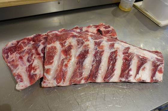 태국 국밥과 마싸만커리에 들어가는 소갈비. 등뼈 쪽 마구리에서 한 뼘 길이로 잘랐다.