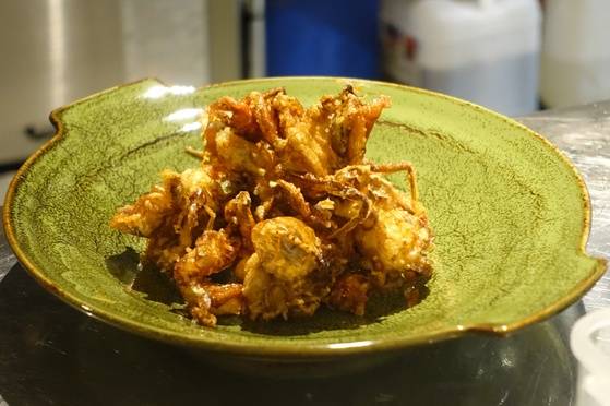 튀긴 소프트 셸 크랩. 커리를 끓여 부으면 뿌팟봉커리가 된다.