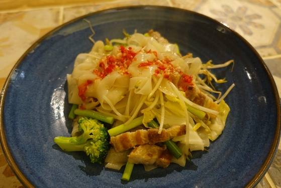 베트남식 볶음 쌀국수인 퍼싸오. 김남성 셰프가 동부이촌동 아시아 음식점 ‘스틱’에 태국 음식 담당으로 근무할 때 베트남 요리를 맡은 베트남 출신 아주머니에게 배운 음식이다.