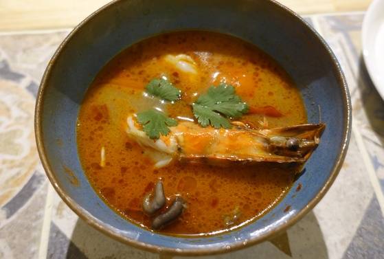 똠얌 국물에 새우를 넣고 끓인 똠얌꿍.