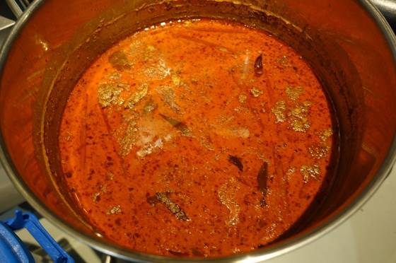 똠얌꿍을 끓일 때 쓰려고 준비해둔 밑국물 똠얌.