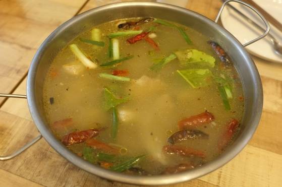 태국 북동부 이산 지방의 돼지 오도독뼈 국물요리인 똠샙. 음식 이름은 ‘맛있는 국물’이라는 뜻이다.