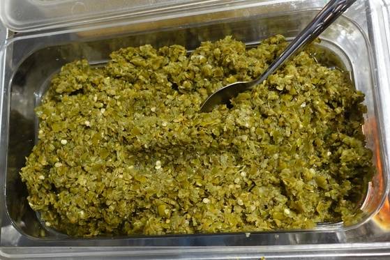 고추지를 다지고 식초를 섞은 소스. 국밥에 넣으면 국물 맛이 신기하게 달라진다.