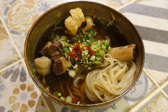 태국 국밥에 밥 대신 국수를 만 망치쌀국수.