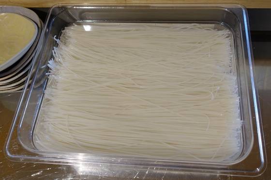 마른 쌀국수를 불리고 있다.