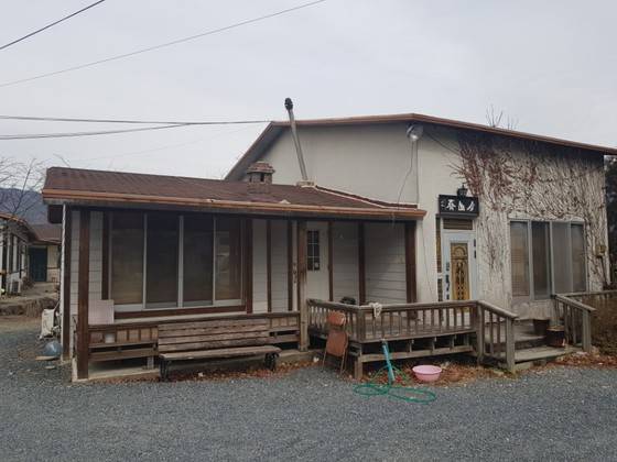 이윤택씨가 거주하던 밀양연극촌 내 주택의 모습. 이 건물 뒤쪽에 딸린 작은 방이 피해자들이 부르는 황토방이다. 위성욱 기자