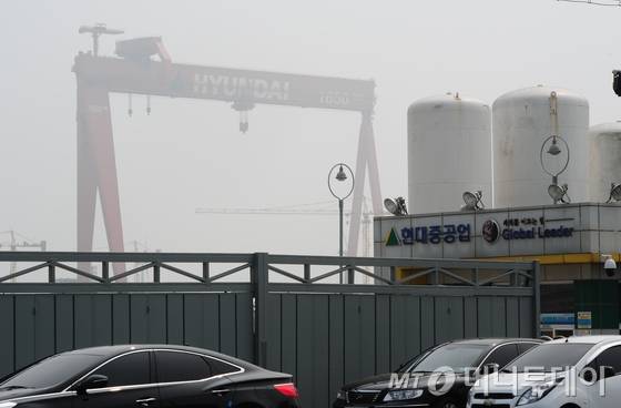 29일 오후 도크 폐쇄를 이틀 앞둔 전북 군산시 현대중공업 군산조선소가 안개에 쌓여 있다. 현대중공업 군산조선소는 오는 7월1일이 되면 최소의 관리인력만을 남기고 모두 떠나게 되어 전북은 큰 경제적 손실을 피할 수 없게 되었다.2017.6.29/뉴스1   <저작권자 © 뉴스1코리아, 무단전재 및 재배포 금지>