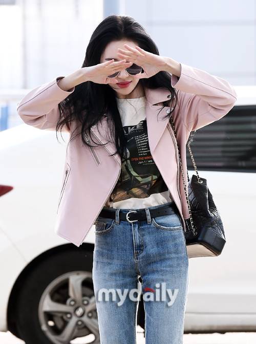 ▲ 선미 '깜짝 큰 절 올려요'