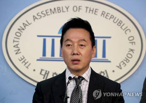 정봉주 전 의원 민주당 복당신청 기자회견 (서울=연합뉴스) 백승렬 기자 = 더불어민주당 정봉주 전 의원이 7일 국회 정론관에서 복당신청 기자회견을 하고 있다. 2018.2.7      srbaek@yna.co.kr