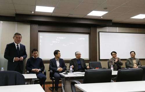 지진 전문가 토론회 (대구=연합뉴스) 한무선 기자 = 경북대 지진특화연구센터가 21일 경북대 자연과학대 교수세미나실에서 개최한 전문가 토론회에서 참석한 전문가들이 토론하고 있다. 2018.2.21       mshan@yna.co.kr