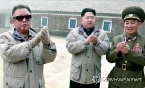김정일, 김정은, 김영철 (서울=연합뉴스) 통일부는 22일 북한이 평창 동계올림픽 폐막행사 참석을 위해 김영철 북한 노동당 중앙위원회 부위원장을 단장으로 하는 고위급대표단을 25일부터 2박 3일 일정으로 파견하겠다고 통보해왔다고 밝혔다.      사진은 2011년 11월, 당시 정찰국장 자격으로 김정일 국방위원장, 김정은 조선노동당 중앙군사위원회 부위원장과 제322군 부대를 시찰하는 모습. [연합뉴스 자료사진]     [국내에서만 사용가능. 재배포 금지. For Use Only in the Republic of Korea. No Redistribution]      photo@yna.co.kr