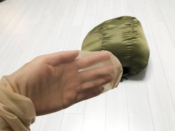 올이 풀렸거나 안 신는 새 스타킹도 롱패딩 보관에 활용할 수 있다.