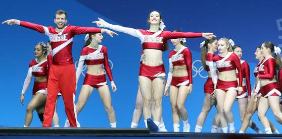 스위스 국가대표 치어리딩팀이 치어리딩을 선보이고 있다. 우상조 기자