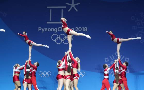 스위스 국가대표 치어리딩팀이 치어리딩을 선보이고 있다. 우상조 기자