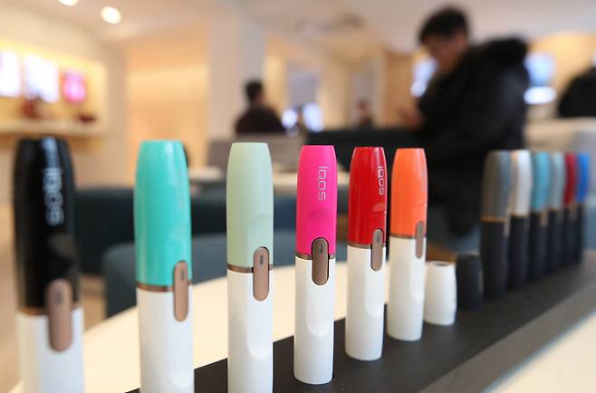 궐련형 전자담배 '아이코스' 기기가 전시된 매장 내부. 이러한 제품을 찾는 이유는 냄새가 가장 큰 것으로 나타났다. [연합뉴스]