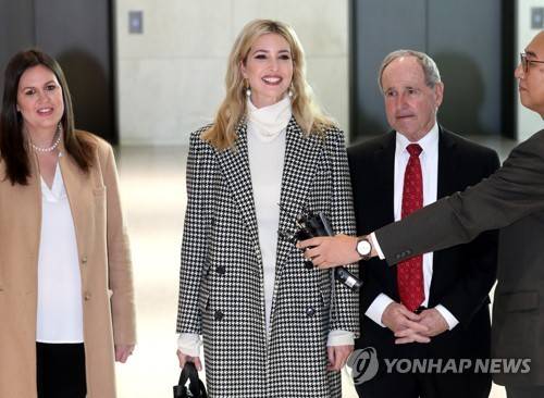 이방카 "환대에 감사, 멋진 날들 기대" (영종도=연합뉴스) 미국 도널드 트럼프 대통령이 파견하는 평창올림픽 폐막식 참가 대표단 단장인 이방카 트럼프 백악관 보좌관이 23일 오후 인천공항에 도착, 취재진의 질문에 답하고 있다.  [사진공동취재단=연합뉴스]     photo@yna.co.kr