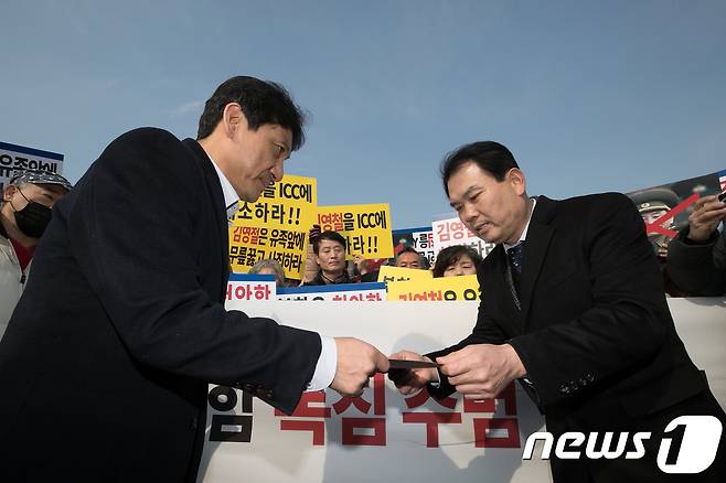 이성우 천안함46용사 유족회 회장이 24일 오후 서울 청와대 분수대 앞에서 김영철 노동당 중앙위원회 부위원장 겸 통일전선부장 방남에 대한 천안함46용사 유가족과 생존 장병의 입장을 담은 항의서한을 청와대 관계자에게 전달하고 있다. 2018.2.24/뉴스1 © News1 사진공동취재단