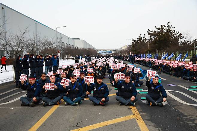 금속노조 한국지엠지부가 지난 14일 전북 군산에서 결의대회를 열고 “공장 폐쇄 철회하라”고 주장하고 있다. 금속노조 한국지엠지부 제공