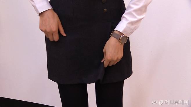 짧은 교복 치마에 불편함을 호소하는 한지연 기자(26)/사진=이상봉 기자