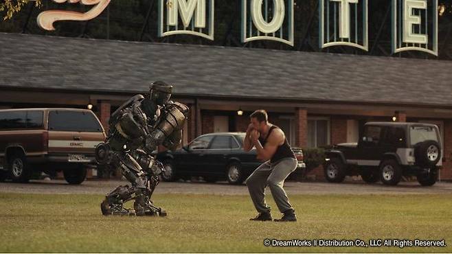 로봇 아톰에게 복싱을 가르치고 있는 주인공. 사람의 동작을 따라하면서 새 기술을 익힐 수 있다. 이와 비슷한 기술은 현실에서도 구현이 가능할 것으로 보인다. 드림웍스 제공.