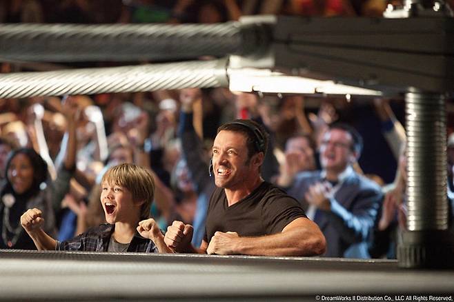 리얼스틸은 휴먼드라마 요소가 강하다. 아버지와 아들이 함께 로봇 복싱을 하며 유대감을 키우고 있다. 드림웍스 제공.