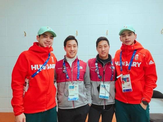 헝가리의 리우 형제와 만난 이 씨 형제. 리우 형제는 닮은 외모 때문에 쌍둥이가 아니냐는 오해를 받지만 산도르가 세 살 형이다. 왼쪽부터 헝가리 국가대표 리우 샤오앙(20), 이준영, 이준오, 리우 샤오린 산도르. [사진 이준오]