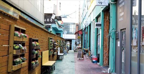 ‘전리단길서 커피 한잔 전리단길’로 불리며 부산의 필수 관광지 중 한 곳인 전포카페거리. 부산롯데호텔에서 도보로 10분 거리에 있다.