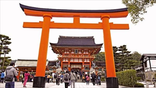 4000개의 도리이가 유명한 후시미이나리 신사.