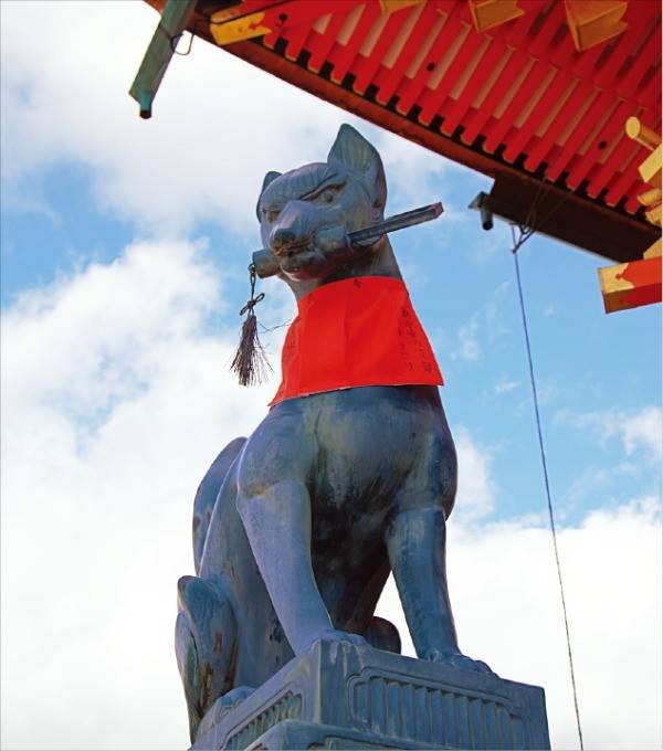 후시미이나리 신사에서 자주 볼 수 있는 여우상. 신의 사자라고 한다.