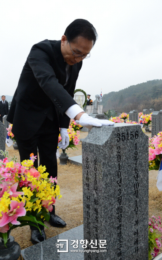 지난 2012년 3월 23일 천암함 피격2주기를 맞아 이명박대통령이 대전현충원을 방문, 천안함 46용사묘역을 참배하고 있는 모습.