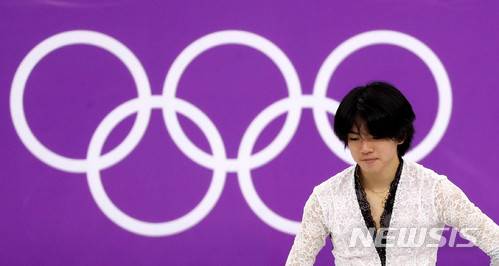 【강릉=뉴시스】추상철 기자 = 17일 오전 강원 강릉 아이스 아레나에서 열린 2018 평창 동계올림픽 피겨 스케이팅 남자 싱글 프리 스케이팅 경기. 대한민국 차준환이 연기를 마친후 아쉬워하고 있다. 2018.02.17. scchoo@newsis.com