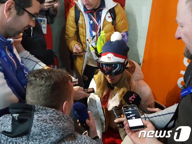 에스터 레데카가 17일 정선 알파인경기장에서 열린 2018 평창동계올림픽 여자 슈퍼대회전 금메달을 획득한 뒤 고글을 쓴 채 인터뷰하고 있다. © News1