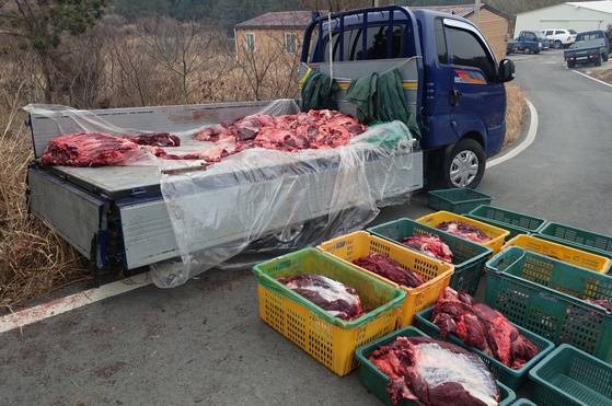 8개 반으로 고기를 분배하고 있다.