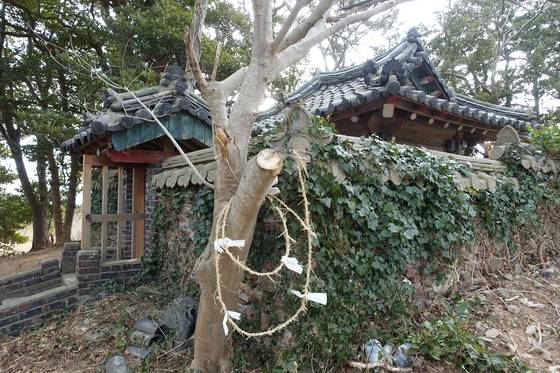 당제를 마친 다음 당 숲 입구의 금줄을 걷었다.