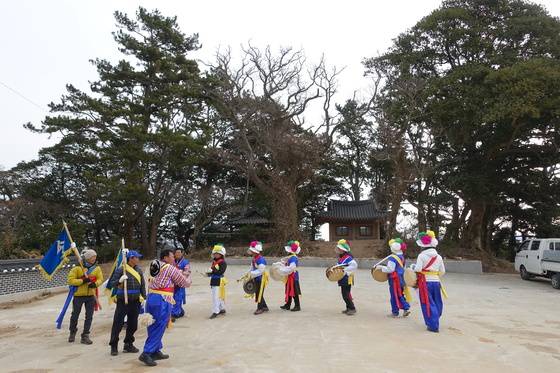 설날 아침 농악대가 당할머니에게 인사를 하러 올라왔다. 새해 좋은 기운을 받아 동네 집집에 전하는 전령 역할을 한다. 유사들은 농악대가 올 때까지 당에서 나올 수 없다.