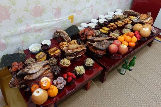 설 전날 오후 5시 30분 김정매씨 집 안방에 차려진 차례상. 왼쪽 독상은 성줏상이고, 오른쪽은 조상을 모신 상이다. 이 부근 도서지역에서는 제상에 귤이 빠지지 않았다.