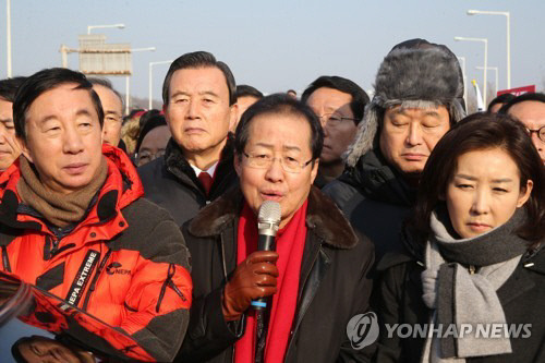 자유한국당 홍준표 대표가 지난 25일 경기 파주 통일대교 남단에서 김영철 북한 노동당 중앙위원회 대남 담당 부위원장 겸 통일전선부장 방남 저지 시위에서 발언하고 있다. 연합뉴스