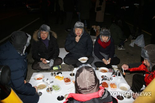 24일 오후 자유한국당 김무성 김영철방한저지투쟁위위원장(왼쪽 세번째), 김성태 원내대표(맨 오른쪽) 등 당 지도부가   김영철 북한 노동당 대남 담당  부위원장겸 통일전선부장의 방남 철회를 주장하는시위를 하던 중 식사를 하고 있다. 연합뉴스