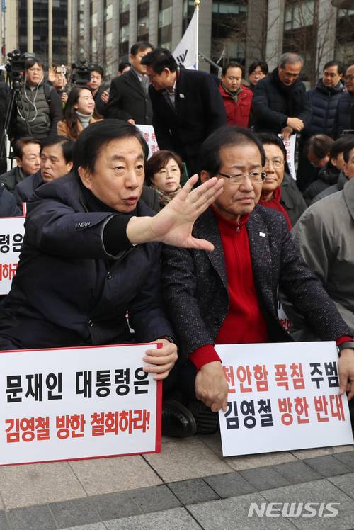 【서울=뉴시스】이종철 기자 = 자유한국당이 24일 오후 서울 청계광장에서 '천안함 폭침 주범 김영철 방한 저지를 위한 현장 의원총회'를 개최한 가운데 홍준표 대표, 김성태 원내대표가 의견을 나누고 있다.비상체제 돌입을 선언한 한국당은 당내에 '김영철 방한저지위원회'를 출범하고, 김 부위원장 방문 저지와 관련한 한국당 입장을 홍보·선전하고 특단의 대책을 강구할 전망이다. 2018.02.24. jc4321@newsis.com